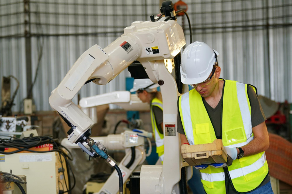 Рабочий и робот